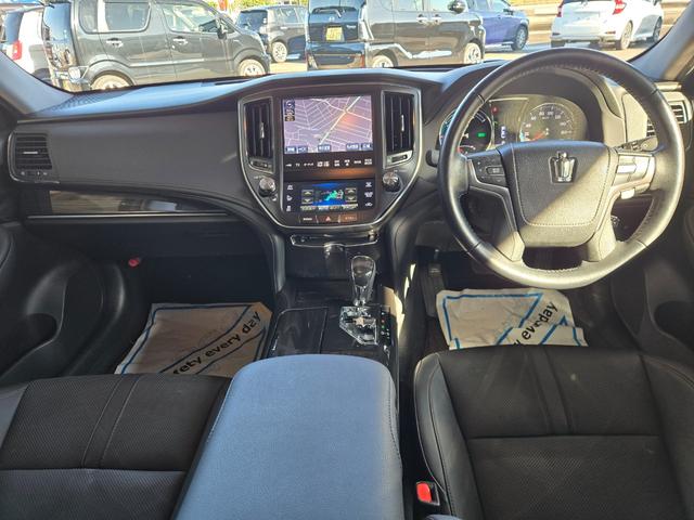 クラウンハイブリッド アスリートＧ　１８インチアルミ・本革シート・純正ナビ・フルセグ・ＥＴＣ（17枚目）