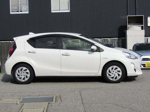 アクア 　ユーザー買取車　純正ナビ　バックカメラ　スマートキー　プッシュスタート　シートヒーター　ＥＴＣ車載器（4枚目）