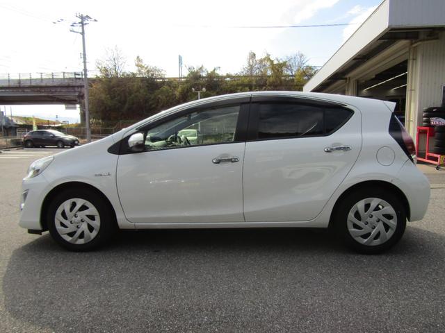 アクア 　ユーザー買取車　純正ナビ　バックカメラ　スマートキー　プッシュスタート　シートヒーター　ＥＴＣ車載器（5枚目）