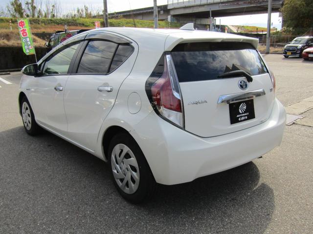 アクア 　ユーザー買取車　純正ナビ　バックカメラ　スマートキー　プッシュスタート　シートヒーター　ＥＴＣ車載器（9枚目）