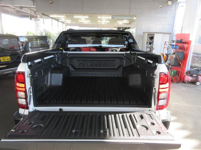 トライトン ＧＳＲ　ＪＡＯＳ製マフラー　ボンネットラッピング　マッドガード　バンパーガード　ＭＤＦ製フューエルリッドカバー　ボンネットプロテクター装備（18枚目）