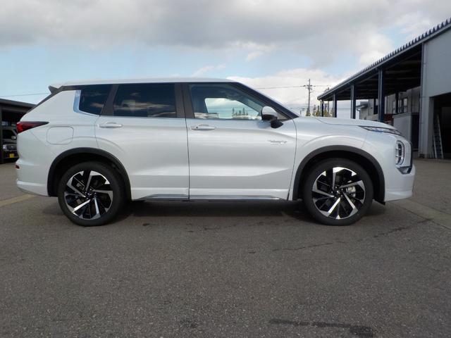アウトランダーＰＨＥＶ Ｇ　４ＷＤ　スポーティパッケージ　盗難防止システム　衝突安全ボディ　衝突被害軽減システム　キーレスエントリー　スマートキー　レーンアシスト　電動リアゲート（2枚目）