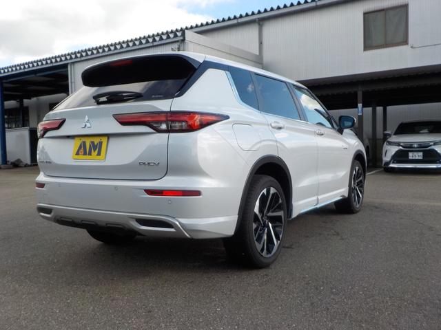 アウトランダーＰＨＥＶ Ｇ　４ＷＤ　スポーティパッケージ　盗難防止システム　衝突安全ボディ　衝突被害軽減システム　キーレスエントリー　スマートキー　レーンアシスト　電動リアゲート（3枚目）