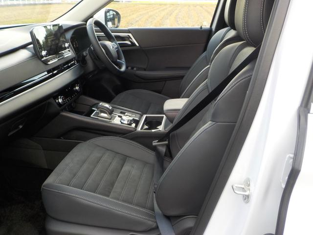 アウトランダーＰＨＥＶ Ｇ　４ＷＤ　スポーティパッケージ　盗難防止システム　衝突安全ボディ　衝突被害軽減システム　キーレスエントリー　スマートキー　レーンアシスト　電動リアゲート（12枚目）