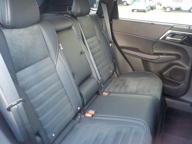 アウトランダーＰＨＥＶ Ｇ　４ＷＤ　スポーティパッケージ　盗難防止システム　衝突安全ボディ　衝突被害軽減システム　キーレスエントリー　スマートキー　レーンアシスト　電動リアゲート（13枚目）