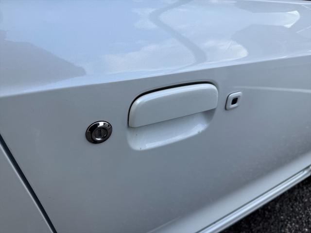 アルトワークス 5速マニュアル4WD純正RECAROメモリーナビ試乗OK 5速マニュアル 4WD ターボ 純正エアロ 純正KYB足回り 純正レカロシート メモリーナビ Bluetooth バックカメラ 前後ドラレコ ETC スマートキー オートHIDライト 試乗OK(17枚目)