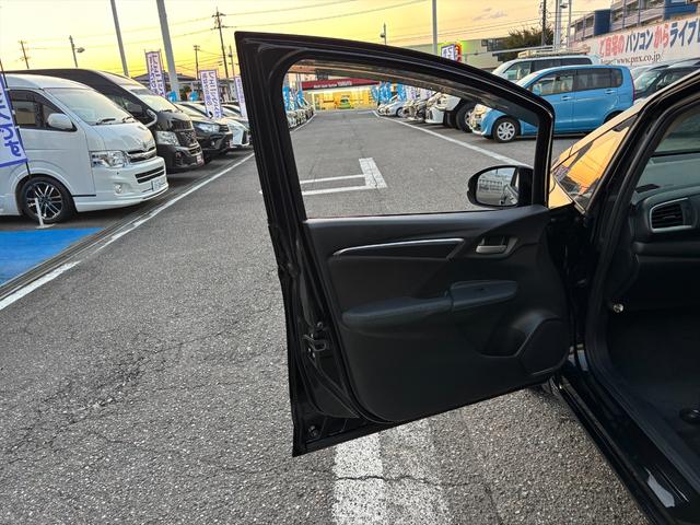 フィット 13G・Fパッケージ 純正ナビTV スマートキー 試乗OK 純正インターナビ 地デジTV ブルートゥース DVD再生 スマートキー プッシュスタート ETC アイドリングストップ 電格ミラー VSA ECON オートエアコン ヘッドライトレベライザー 試乗OK(19枚目)