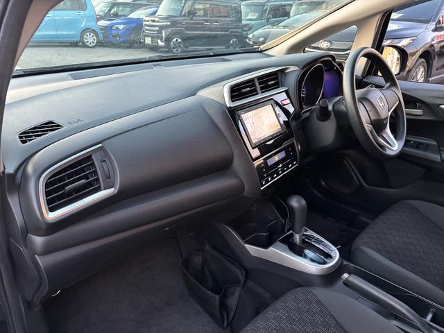 フィット 13G・Fパッケージ 純正ナビTV スマートキー 試乗OK 純正インターナビ 地デジTV ブルートゥース DVD再生 スマートキー プッシュスタート ETC アイドリングストップ 電格ミラー VSA ECON オートエアコン ヘッドライトレベライザー 試乗OK(70枚目)