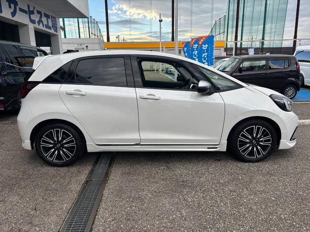 フィット e:HEVリュクス モデューロフルエアロ ホンダセンシング ModuloエアロFSR ホンダセンシング アダプティブクルーコントロール 純正9インチナビ フルセグ バックカメラ Bluetooth ビルトインETC 前後ドラレコ シートヒーター 試乗OK(6枚目)