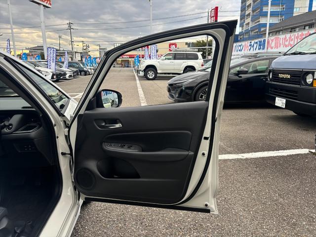 フィット e:HEVリュクス モデューロフルエアロ ホンダセンシング ModuloエアロFSR ホンダセンシング アダプティブクルーコントロール 純正9インチナビ フルセグ バックカメラ Bluetooth ビルトインETC 前後ドラレコ シートヒーター 試乗OK(36枚目)