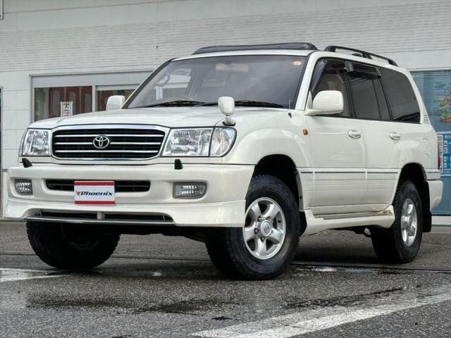 ランドクルーザー１００ ＶＸリミテッドＧセレクション４ＷＤサンルーフ試乗ＯＫ　４ＷＤ　３列８人乗り　サンルーフ　ルーフレール　フロントエアロ　サイドステップ　リアスポイラー　背面タイヤ　センターデフロック　ハイトコントロール　クルコン　ＥＴＣ　キーレス　前席ヒーター　試乗ＯＫ（3枚目）