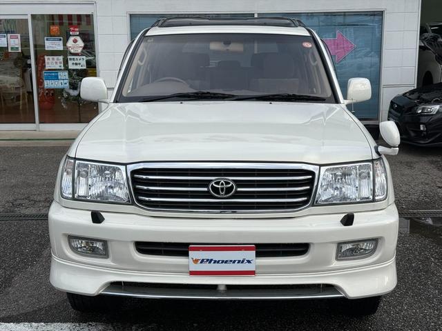 ランドクルーザー１００ ＶＸリミテッドＧセレクション４ＷＤサンルーフ試乗ＯＫ　４ＷＤ　３列８人乗り　サンルーフ　ルーフレール　フロントエアロ　サイドステップ　リアスポイラー　背面タイヤ　センターデフロック　ハイトコントロール　クルコン　ＥＴＣ　キーレス　前席ヒーター　試乗ＯＫ（4枚目）