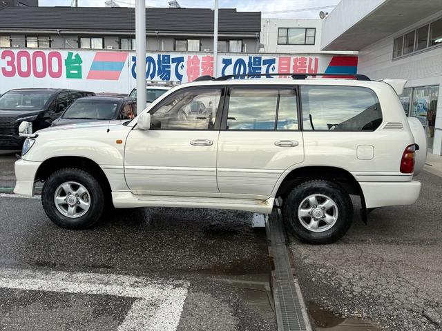 ランドクルーザー１００ ＶＸリミテッドＧセレクション４ＷＤサンルーフ試乗ＯＫ　４ＷＤ　３列８人乗り　サンルーフ　ルーフレール　フロントエアロ　サイドステップ　リアスポイラー　背面タイヤ　センターデフロック　ハイトコントロール　クルコン　ＥＴＣ　キーレス　前席ヒーター　試乗ＯＫ（5枚目）