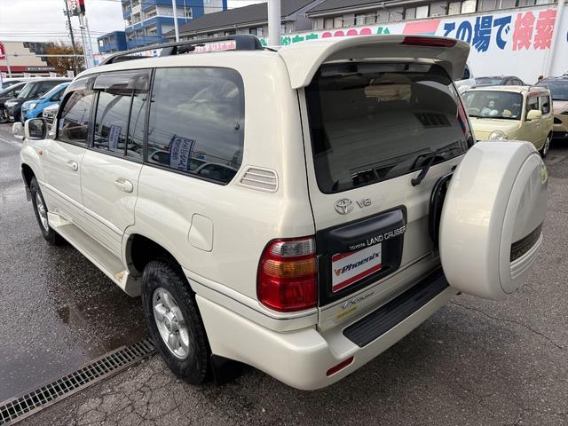 ランドクルーザー１００ ＶＸリミテッドＧセレクション４ＷＤサンルーフ試乗ＯＫ　４ＷＤ　３列８人乗り　サンルーフ　ルーフレール　フロントエアロ　サイドステップ　リアスポイラー　背面タイヤ　センターデフロック　ハイトコントロール　クルコン　ＥＴＣ　キーレス　前席ヒーター　試乗ＯＫ（6枚目）