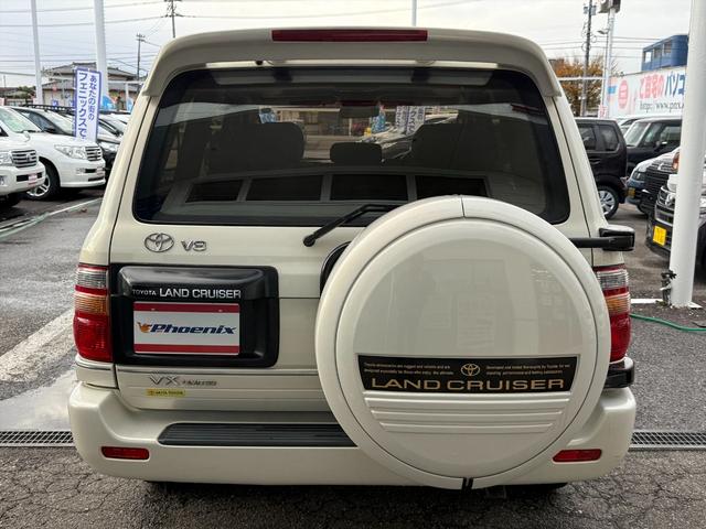 ランドクルーザー１００ ＶＸリミテッドＧセレクション４ＷＤサンルーフ試乗ＯＫ　４ＷＤ　３列８人乗り　サンルーフ　ルーフレール　フロントエアロ　サイドステップ　リアスポイラー　背面タイヤ　センターデフロック　ハイトコントロール　クルコン　ＥＴＣ　キーレス　前席ヒーター　試乗ＯＫ（7枚目）