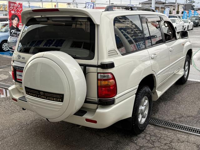 ランドクルーザー１００ ＶＸリミテッドＧセレクション４ＷＤサンルーフ試乗ＯＫ　４ＷＤ　３列８人乗り　サンルーフ　ルーフレール　フロントエアロ　サイドステップ　リアスポイラー　背面タイヤ　センターデフロック　ハイトコントロール　クルコン　ＥＴＣ　キーレス　前席ヒーター　試乗ＯＫ（8枚目）