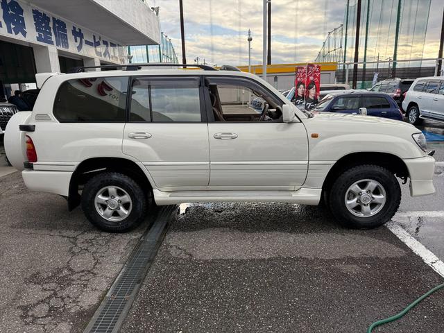 ランドクルーザー１００ ＶＸリミテッドＧセレクション４ＷＤサンルーフ試乗ＯＫ　４ＷＤ　３列８人乗り　サンルーフ　ルーフレール　フロントエアロ　サイドステップ　リアスポイラー　背面タイヤ　センターデフロック　ハイトコントロール　クルコン　ＥＴＣ　キーレス　前席ヒーター　試乗ＯＫ（9枚目）
