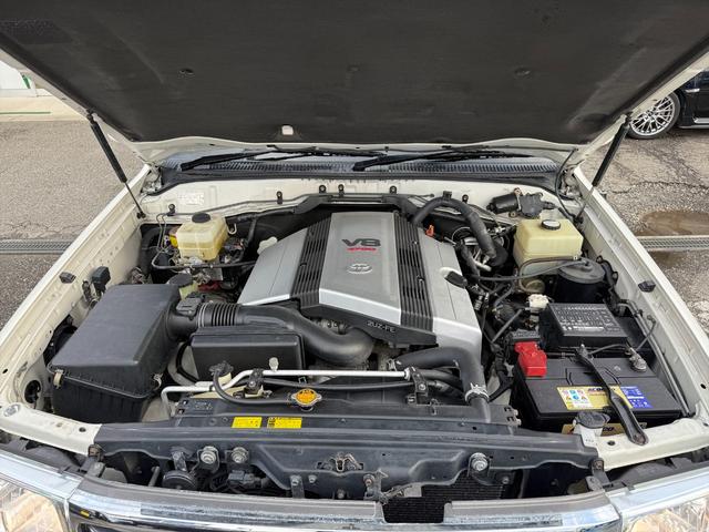 ランドクルーザー１００ ＶＸリミテッドＧセレクション４ＷＤサンルーフ試乗ＯＫ　４ＷＤ　３列８人乗り　サンルーフ　ルーフレール　フロントエアロ　サイドステップ　リアスポイラー　背面タイヤ　センターデフロック　ハイトコントロール　クルコン　ＥＴＣ　キーレス　前席ヒーター　試乗ＯＫ（11枚目）