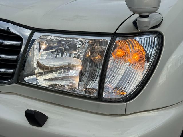 ランドクルーザー１００ ＶＸリミテッドＧセレクション４ＷＤサンルーフ試乗ＯＫ　４ＷＤ　３列８人乗り　サンルーフ　ルーフレール　フロントエアロ　サイドステップ　リアスポイラー　背面タイヤ　センターデフロック　ハイトコントロール　クルコン　ＥＴＣ　キーレス　前席ヒーター　試乗ＯＫ（12枚目）