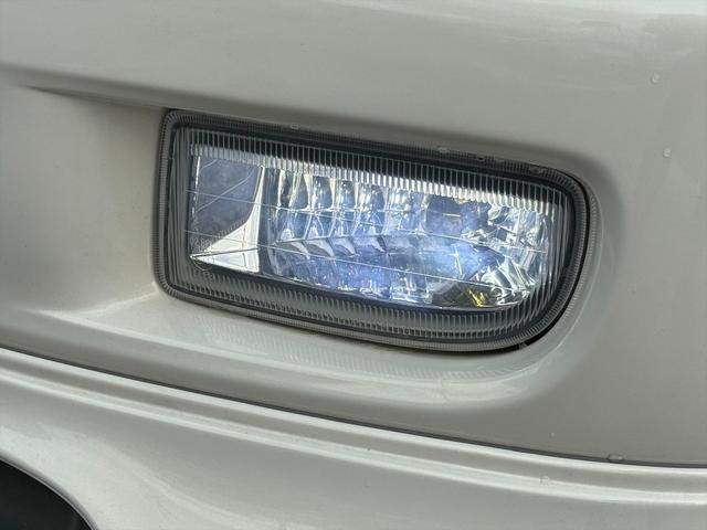 ランドクルーザー１００ ＶＸリミテッドＧセレクション４ＷＤサンルーフ試乗ＯＫ　４ＷＤ　３列８人乗り　サンルーフ　ルーフレール　フロントエアロ　サイドステップ　リアスポイラー　背面タイヤ　センターデフロック　ハイトコントロール　クルコン　ＥＴＣ　キーレス　前席ヒーター　試乗ＯＫ（13枚目）