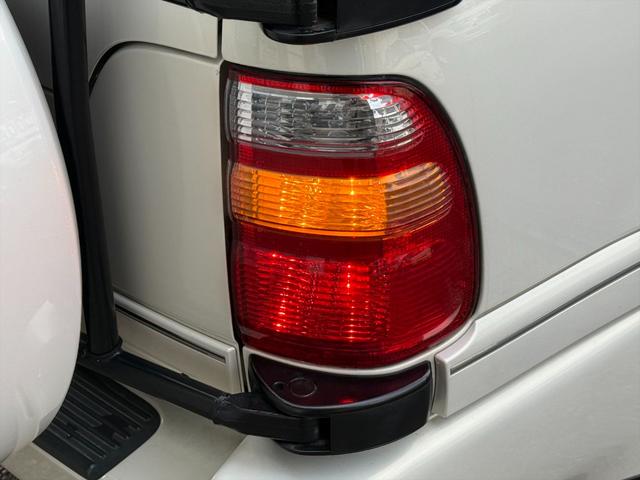 ランドクルーザー１００ ＶＸリミテッドＧセレクション４ＷＤサンルーフ試乗ＯＫ　４ＷＤ　３列８人乗り　サンルーフ　ルーフレール　フロントエアロ　サイドステップ　リアスポイラー　背面タイヤ　センターデフロック　ハイトコントロール　クルコン　ＥＴＣ　キーレス　前席ヒーター　試乗ＯＫ（15枚目）