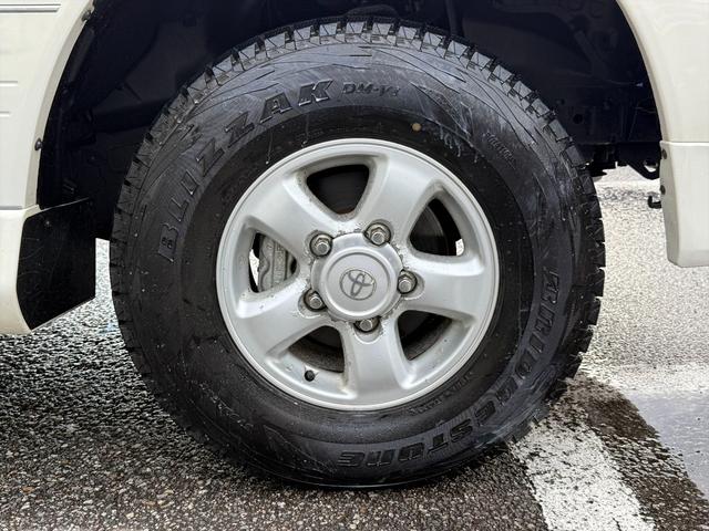 ランドクルーザー１００ ＶＸリミテッドＧセレクション４ＷＤサンルーフ試乗ＯＫ　４ＷＤ　３列８人乗り　サンルーフ　ルーフレール　フロントエアロ　サイドステップ　リアスポイラー　背面タイヤ　センターデフロック　ハイトコントロール　クルコン　ＥＴＣ　キーレス　前席ヒーター　試乗ＯＫ（16枚目）