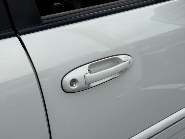 ランドクルーザー１００ ＶＸリミテッドＧセレクション４ＷＤサンルーフ試乗ＯＫ　４ＷＤ　３列８人乗り　サンルーフ　ルーフレール　フロントエアロ　サイドステップ　リアスポイラー　背面タイヤ　センターデフロック　ハイトコントロール　クルコン　ＥＴＣ　キーレス　前席ヒーター　試乗ＯＫ（17枚目）