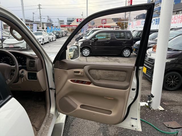 ランドクルーザー１００ ＶＸリミテッドＧセレクション４ＷＤサンルーフ試乗ＯＫ　４ＷＤ　３列８人乗り　サンルーフ　ルーフレール　フロントエアロ　サイドステップ　リアスポイラー　背面タイヤ　センターデフロック　ハイトコントロール　クルコン　ＥＴＣ　キーレス　前席ヒーター　試乗ＯＫ（18枚目）