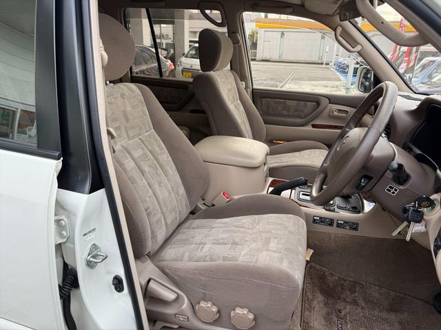 ランドクルーザー１００ ＶＸリミテッドＧセレクション４ＷＤサンルーフ試乗ＯＫ　４ＷＤ　３列８人乗り　サンルーフ　ルーフレール　フロントエアロ　サイドステップ　リアスポイラー　背面タイヤ　センターデフロック　ハイトコントロール　クルコン　ＥＴＣ　キーレス　前席ヒーター　試乗ＯＫ（19枚目）