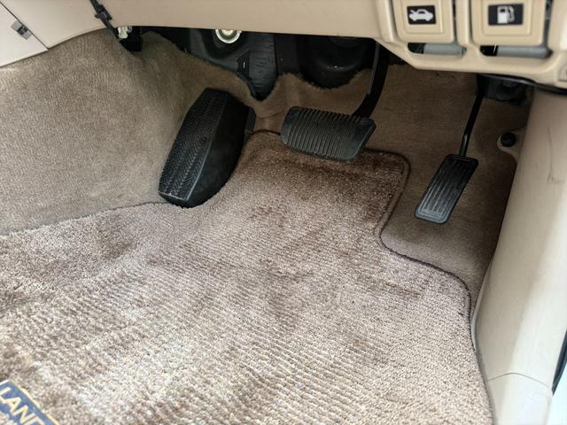 ランドクルーザー１００ ＶＸリミテッドＧセレクション４ＷＤサンルーフ試乗ＯＫ　４ＷＤ　３列８人乗り　サンルーフ　ルーフレール　フロントエアロ　サイドステップ　リアスポイラー　背面タイヤ　センターデフロック　ハイトコントロール　クルコン　ＥＴＣ　キーレス　前席ヒーター　試乗ＯＫ（20枚目）