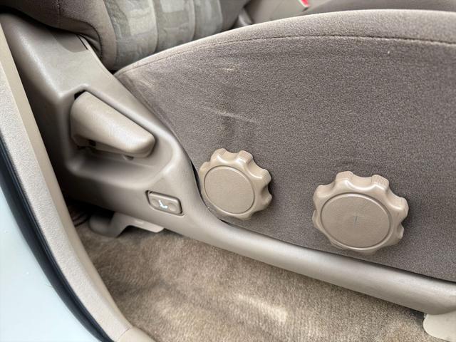 ランドクルーザー１００ ＶＸリミテッドＧセレクション４ＷＤサンルーフ試乗ＯＫ　４ＷＤ　３列８人乗り　サンルーフ　ルーフレール　フロントエアロ　サイドステップ　リアスポイラー　背面タイヤ　センターデフロック　ハイトコントロール　クルコン　ＥＴＣ　キーレス　前席ヒーター　試乗ＯＫ（21枚目）