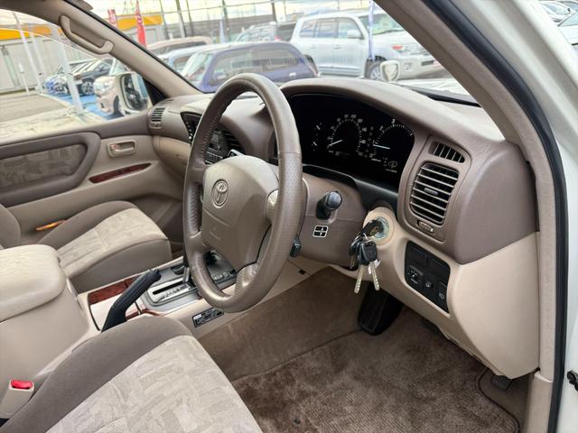 ランドクルーザー１００ ＶＸリミテッドＧセレクション４ＷＤサンルーフ試乗ＯＫ　４ＷＤ　３列８人乗り　サンルーフ　ルーフレール　フロントエアロ　サイドステップ　リアスポイラー　背面タイヤ　センターデフロック　ハイトコントロール　クルコン　ＥＴＣ　キーレス　前席ヒーター　試乗ＯＫ（22枚目）