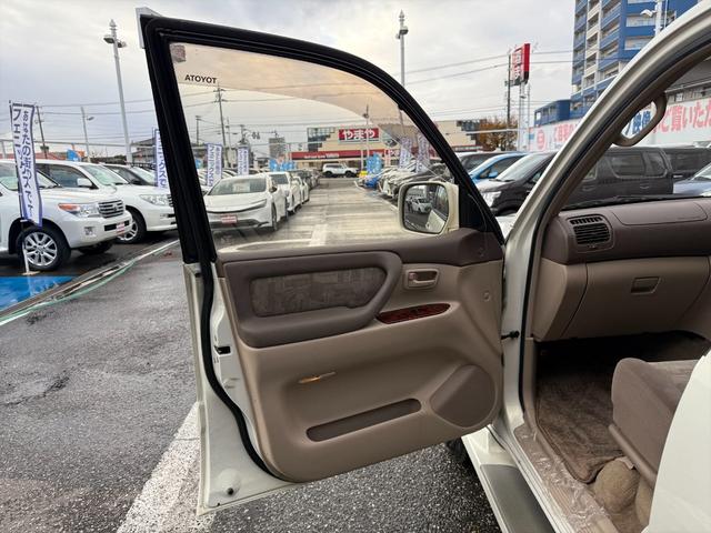 ランドクルーザー１００ ＶＸリミテッドＧセレクション４ＷＤサンルーフ試乗ＯＫ　４ＷＤ　３列８人乗り　サンルーフ　ルーフレール　フロントエアロ　サイドステップ　リアスポイラー　背面タイヤ　センターデフロック　ハイトコントロール　クルコン　ＥＴＣ　キーレス　前席ヒーター　試乗ＯＫ（23枚目）