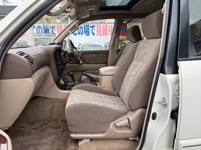 ランドクルーザー１００ ＶＸリミテッドＧセレクション４ＷＤサンルーフ試乗ＯＫ　４ＷＤ　３列８人乗り　サンルーフ　ルーフレール　フロントエアロ　サイドステップ　リアスポイラー　背面タイヤ　センターデフロック　ハイトコントロール　クルコン　ＥＴＣ　キーレス　前席ヒーター　試乗ＯＫ（24枚目）