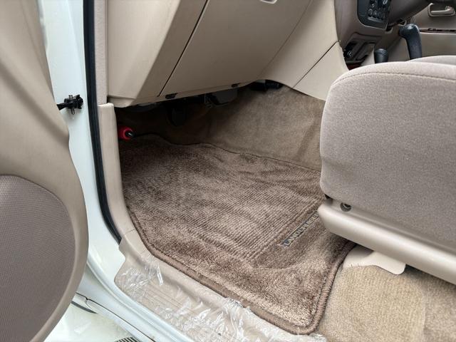 ランドクルーザー１００ ＶＸリミテッドＧセレクション４ＷＤサンルーフ試乗ＯＫ　４ＷＤ　３列８人乗り　サンルーフ　ルーフレール　フロントエアロ　サイドステップ　リアスポイラー　背面タイヤ　センターデフロック　ハイトコントロール　クルコン　ＥＴＣ　キーレス　前席ヒーター　試乗ＯＫ（25枚目）