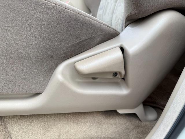 ランドクルーザー１００ ＶＸリミテッドＧセレクション４ＷＤサンルーフ試乗ＯＫ　４ＷＤ　３列８人乗り　サンルーフ　ルーフレール　フロントエアロ　サイドステップ　リアスポイラー　背面タイヤ　センターデフロック　ハイトコントロール　クルコン　ＥＴＣ　キーレス　前席ヒーター　試乗ＯＫ（26枚目）