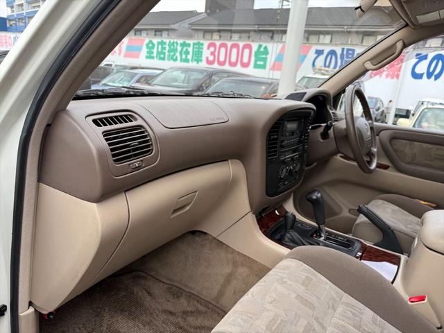 ランドクルーザー１００ ＶＸリミテッドＧセレクション４ＷＤサンルーフ試乗ＯＫ　４ＷＤ　３列８人乗り　サンルーフ　ルーフレール　フロントエアロ　サイドステップ　リアスポイラー　背面タイヤ　センターデフロック　ハイトコントロール　クルコン　ＥＴＣ　キーレス　前席ヒーター　試乗ＯＫ（27枚目）