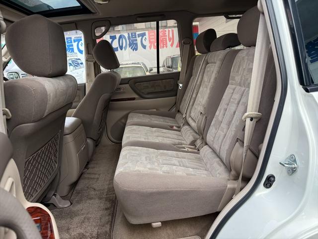 ランドクルーザー１００ ＶＸリミテッドＧセレクション４ＷＤサンルーフ試乗ＯＫ　４ＷＤ　３列８人乗り　サンルーフ　ルーフレール　フロントエアロ　サイドステップ　リアスポイラー　背面タイヤ　センターデフロック　ハイトコントロール　クルコン　ＥＴＣ　キーレス　前席ヒーター　試乗ＯＫ（29枚目）