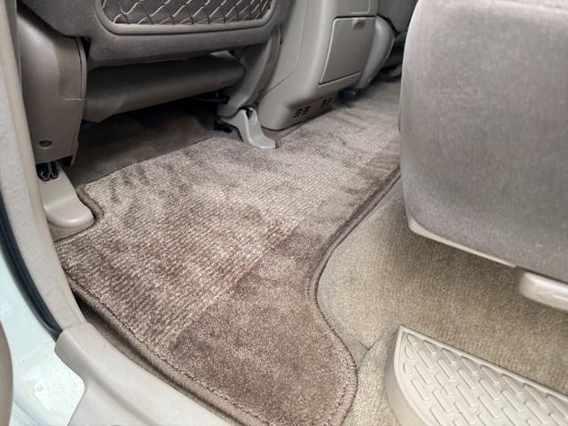 ランドクルーザー１００ ＶＸリミテッドＧセレクション４ＷＤサンルーフ試乗ＯＫ　４ＷＤ　３列８人乗り　サンルーフ　ルーフレール　フロントエアロ　サイドステップ　リアスポイラー　背面タイヤ　センターデフロック　ハイトコントロール　クルコン　ＥＴＣ　キーレス　前席ヒーター　試乗ＯＫ（30枚目）