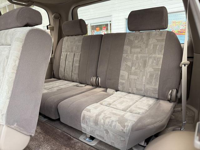 ランドクルーザー１００ ＶＸリミテッドＧセレクション４ＷＤサンルーフ試乗ＯＫ　４ＷＤ　３列８人乗り　サンルーフ　ルーフレール　フロントエアロ　サイドステップ　リアスポイラー　背面タイヤ　センターデフロック　ハイトコントロール　クルコン　ＥＴＣ　キーレス　前席ヒーター　試乗ＯＫ（31枚目）