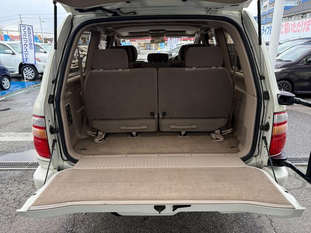 ランドクルーザー１００ ＶＸリミテッドＧセレクション４ＷＤサンルーフ試乗ＯＫ　４ＷＤ　３列８人乗り　サンルーフ　ルーフレール　フロントエアロ　サイドステップ　リアスポイラー　背面タイヤ　センターデフロック　ハイトコントロール　クルコン　ＥＴＣ　キーレス　前席ヒーター　試乗ＯＫ（32枚目）