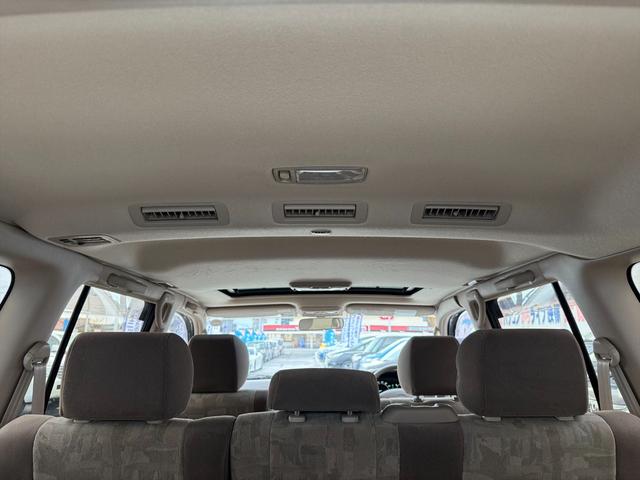 ランドクルーザー１００ ＶＸリミテッドＧセレクション４ＷＤサンルーフ試乗ＯＫ　４ＷＤ　３列８人乗り　サンルーフ　ルーフレール　フロントエアロ　サイドステップ　リアスポイラー　背面タイヤ　センターデフロック　ハイトコントロール　クルコン　ＥＴＣ　キーレス　前席ヒーター　試乗ＯＫ（33枚目）