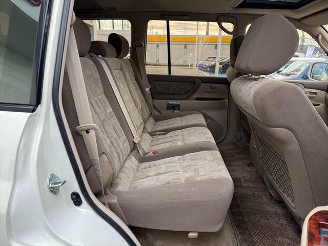 ランドクルーザー１００ ＶＸリミテッドＧセレクション４ＷＤサンルーフ試乗ＯＫ　４ＷＤ　３列８人乗り　サンルーフ　ルーフレール　フロントエアロ　サイドステップ　リアスポイラー　背面タイヤ　センターデフロック　ハイトコントロール　クルコン　ＥＴＣ　キーレス　前席ヒーター　試乗ＯＫ（35枚目）