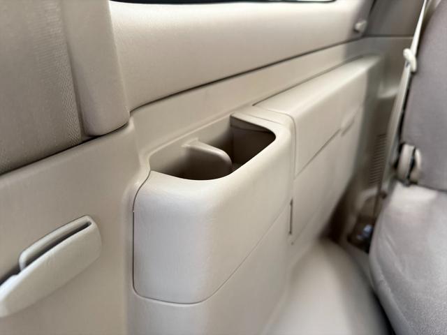 ランドクルーザー１００ ＶＸリミテッドＧセレクション４ＷＤサンルーフ試乗ＯＫ　４ＷＤ　３列８人乗り　サンルーフ　ルーフレール　フロントエアロ　サイドステップ　リアスポイラー　背面タイヤ　センターデフロック　ハイトコントロール　クルコン　ＥＴＣ　キーレス　前席ヒーター　試乗ＯＫ（38枚目）