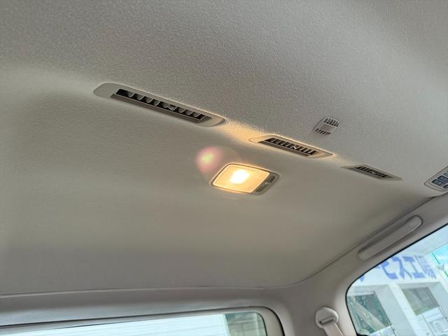 ランドクルーザー１００ ＶＸリミテッドＧセレクション４ＷＤサンルーフ試乗ＯＫ　４ＷＤ　３列８人乗り　サンルーフ　ルーフレール　フロントエアロ　サイドステップ　リアスポイラー　背面タイヤ　センターデフロック　ハイトコントロール　クルコン　ＥＴＣ　キーレス　前席ヒーター　試乗ＯＫ（39枚目）