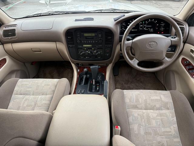 ランドクルーザー１００ ＶＸリミテッドＧセレクション４ＷＤサンルーフ試乗ＯＫ　４ＷＤ　３列８人乗り　サンルーフ　ルーフレール　フロントエアロ　サイドステップ　リアスポイラー　背面タイヤ　センターデフロック　ハイトコントロール　クルコン　ＥＴＣ　キーレス　前席ヒーター　試乗ＯＫ（40枚目）