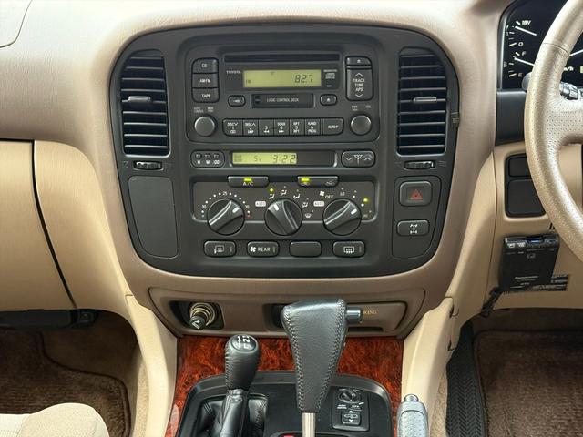 ランドクルーザー１００ ＶＸリミテッドＧセレクション４ＷＤサンルーフ試乗ＯＫ　４ＷＤ　３列８人乗り　サンルーフ　ルーフレール　フロントエアロ　サイドステップ　リアスポイラー　背面タイヤ　センターデフロック　ハイトコントロール　クルコン　ＥＴＣ　キーレス　前席ヒーター　試乗ＯＫ（42枚目）