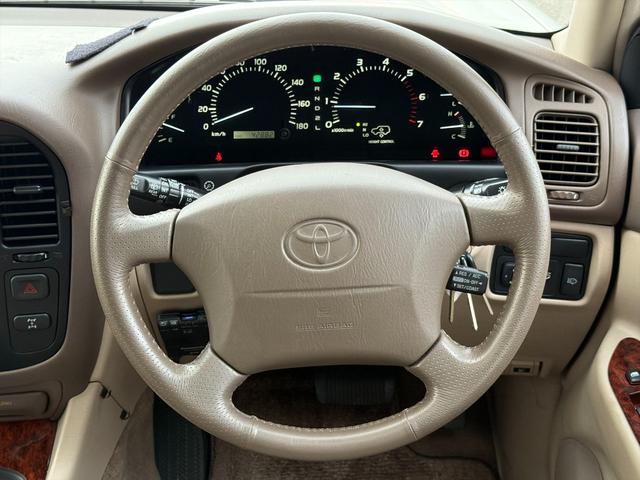 ランドクルーザー１００ ＶＸリミテッドＧセレクション４ＷＤサンルーフ試乗ＯＫ　４ＷＤ　３列８人乗り　サンルーフ　ルーフレール　フロントエアロ　サイドステップ　リアスポイラー　背面タイヤ　センターデフロック　ハイトコントロール　クルコン　ＥＴＣ　キーレス　前席ヒーター　試乗ＯＫ（43枚目）