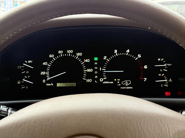 ランドクルーザー１００ ＶＸリミテッドＧセレクション４ＷＤサンルーフ試乗ＯＫ　４ＷＤ　３列８人乗り　サンルーフ　ルーフレール　フロントエアロ　サイドステップ　リアスポイラー　背面タイヤ　センターデフロック　ハイトコントロール　クルコン　ＥＴＣ　キーレス　前席ヒーター　試乗ＯＫ（44枚目）