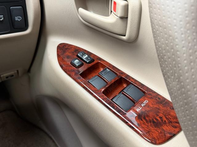 ランドクルーザー１００ ＶＸリミテッドＧセレクション４ＷＤサンルーフ試乗ＯＫ　４ＷＤ　３列８人乗り　サンルーフ　ルーフレール　フロントエアロ　サイドステップ　リアスポイラー　背面タイヤ　センターデフロック　ハイトコントロール　クルコン　ＥＴＣ　キーレス　前席ヒーター　試乗ＯＫ（45枚目）